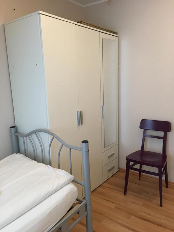 Postel nebo postele na pokoji v ubytování Pension Alis Augsburg