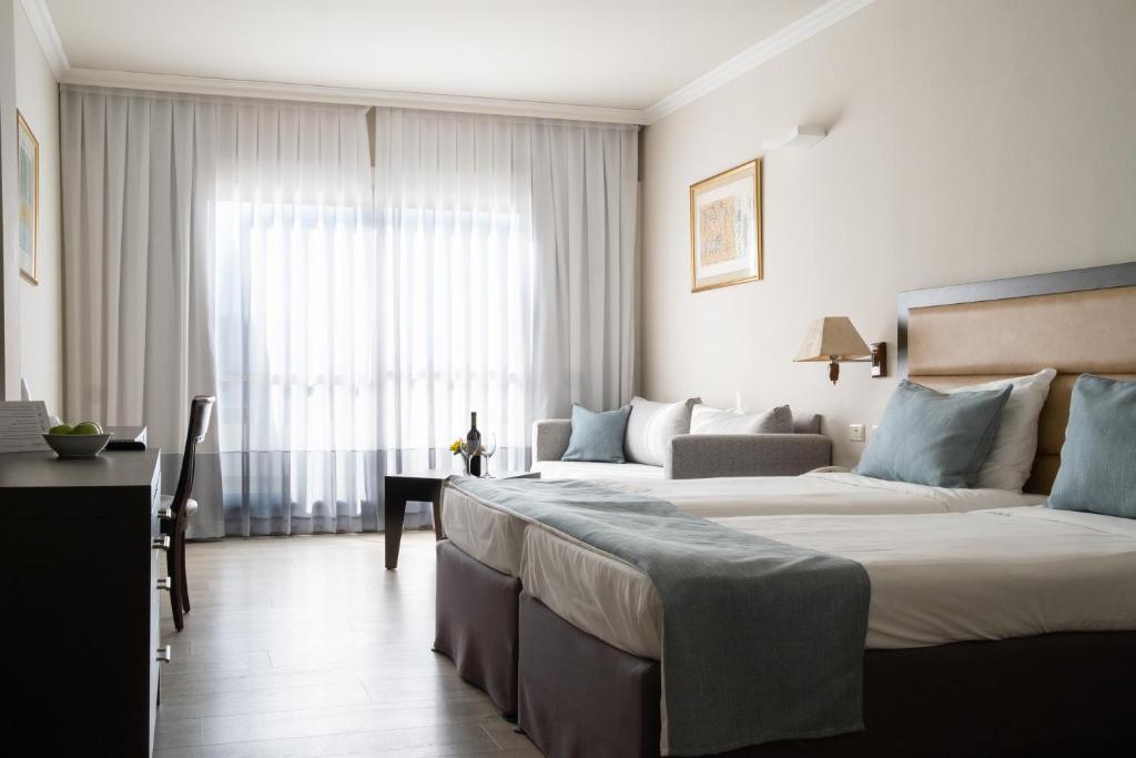 Postel nebo postele na pokoji v ubytování Kfar Maccabiah Business & Sport Hotel