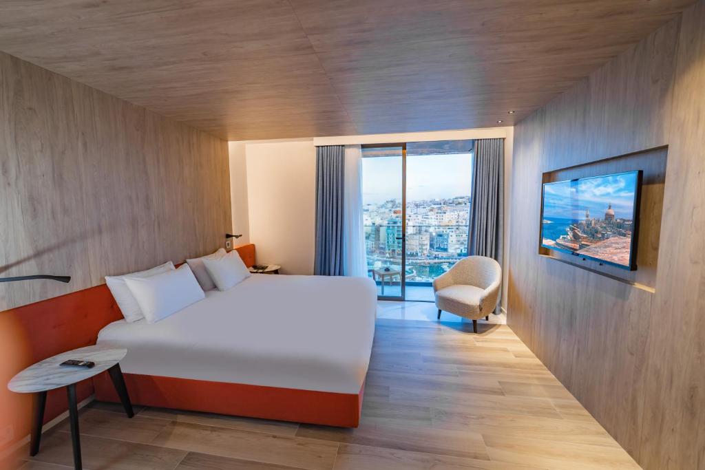 TV a/nebo společenská místnost v ubytování Mercure St. Julian's Malta