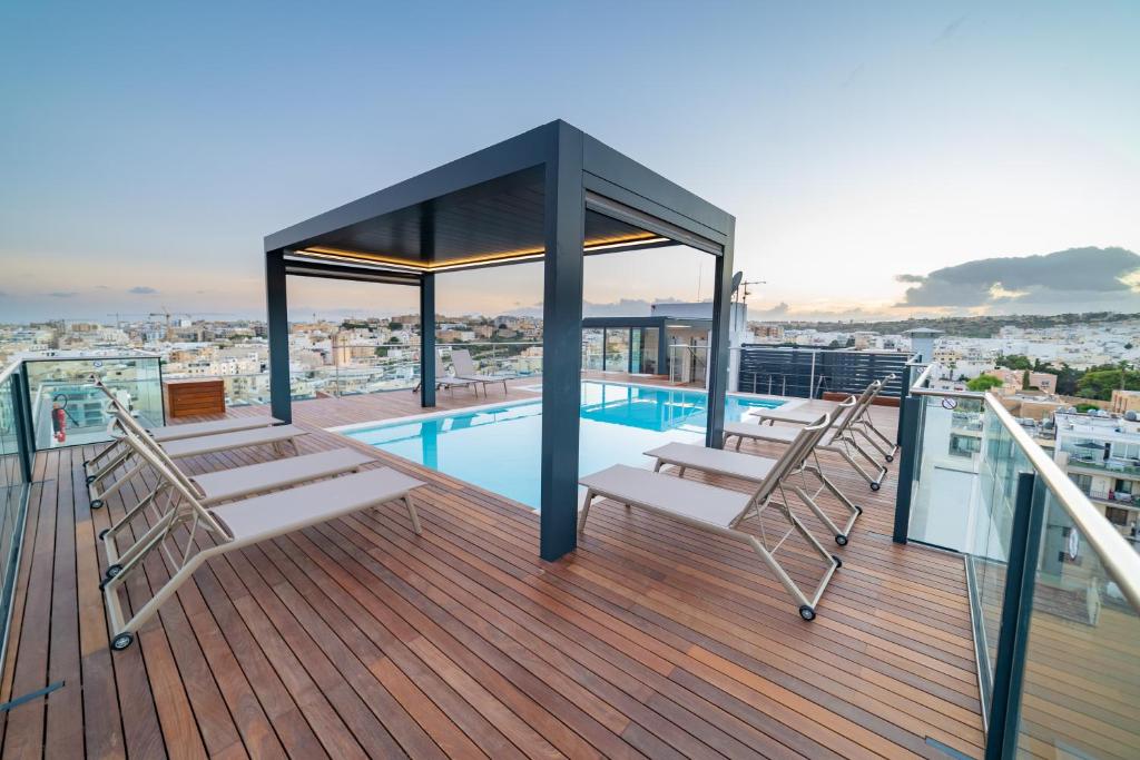 Bazén v ubytování Mercure St. Julian's Malta nebo v jeho okolí