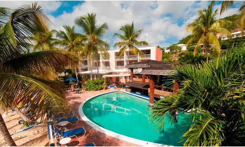 uma piscina em frente a um resort com palmeiras em Bolongo Bay Beach Resort em Bolongo