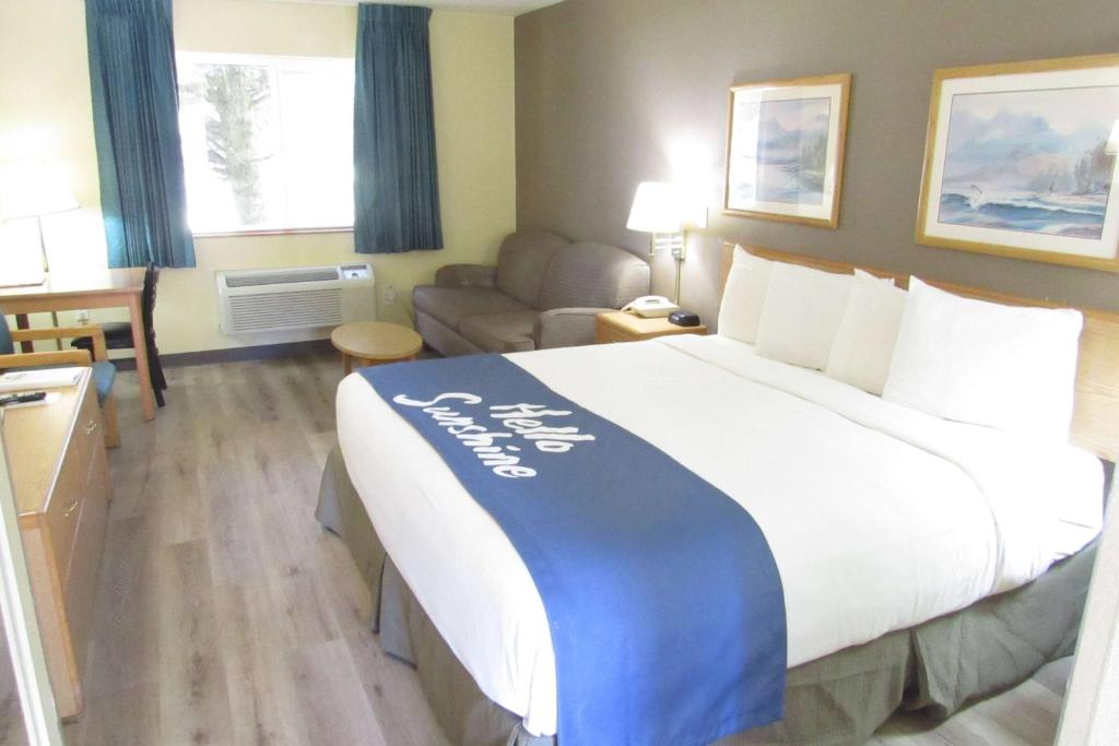 Postel nebo postele na pokoji v ubytování Days Inn by Wyndham Ocean Shores