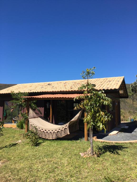 een huis met een hangmat ervoor bij Vila Chappada in Alto Paraíso de Goiás
