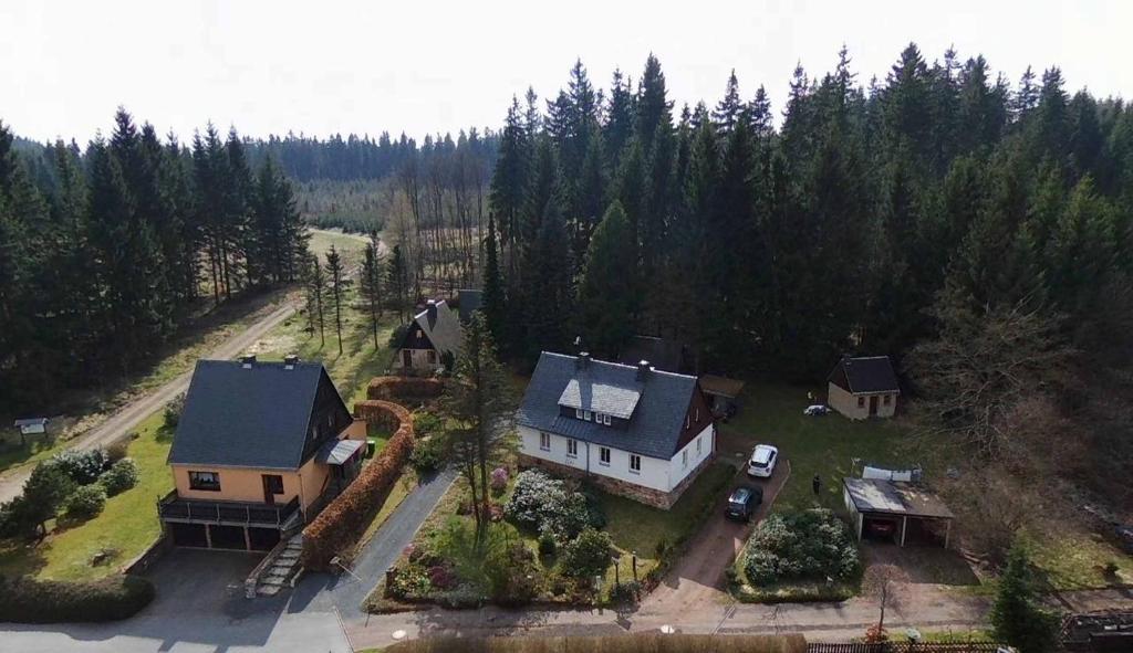 - une vue aérienne sur une maison avec une cour dans l'établissement Ferienhaus Ferien am Waldrand, à Kurort Altenberg