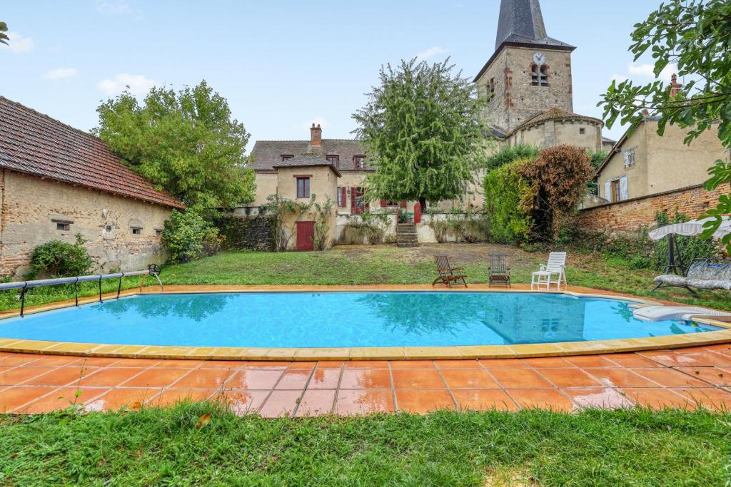 una piscina en el patio de una casa en Villa de 4 chambres avec piscine privee jardin clos et wifi a Lucenay les Aix, en Lucenay-lès-Aix