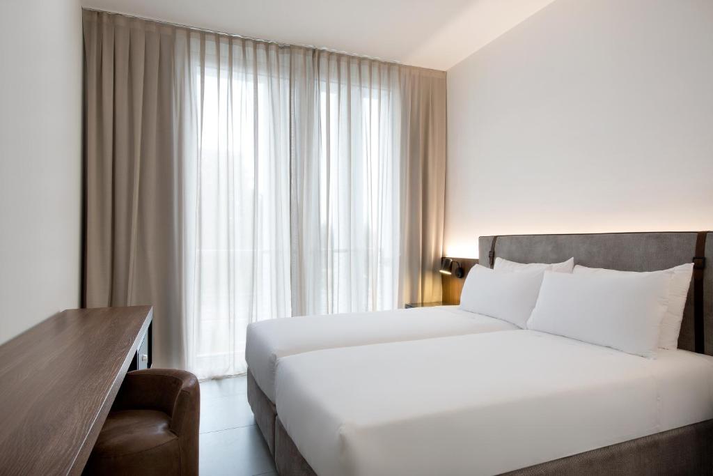 Postel nebo postele na pokoji v ubytování J Hotel