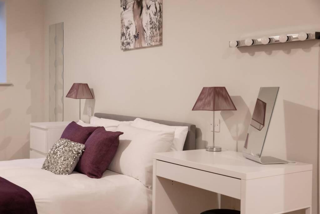 - une chambre avec un lit blanc et un bureau avec un ordinateur portable dans l'établissement Apartment 2, Isabella House, Aparthotel, By RentMyHouse, à Hereford