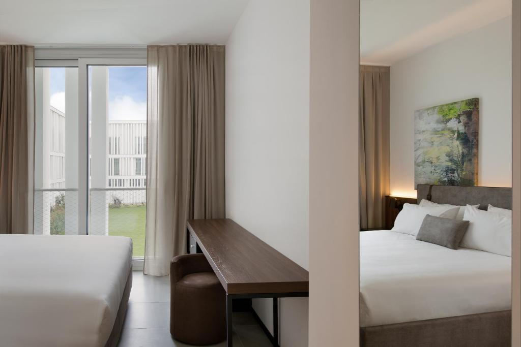 Postel nebo postele na pokoji v ubytování J Hotel