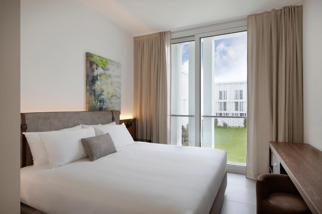 Postel nebo postele na pokoji v ubytování J Hotel