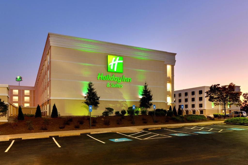 un edificio ospedaliero con un cartello sul lato. di Holiday Inn & Suites Atlanta Airport North, an IHG Hotel ad Atlanta