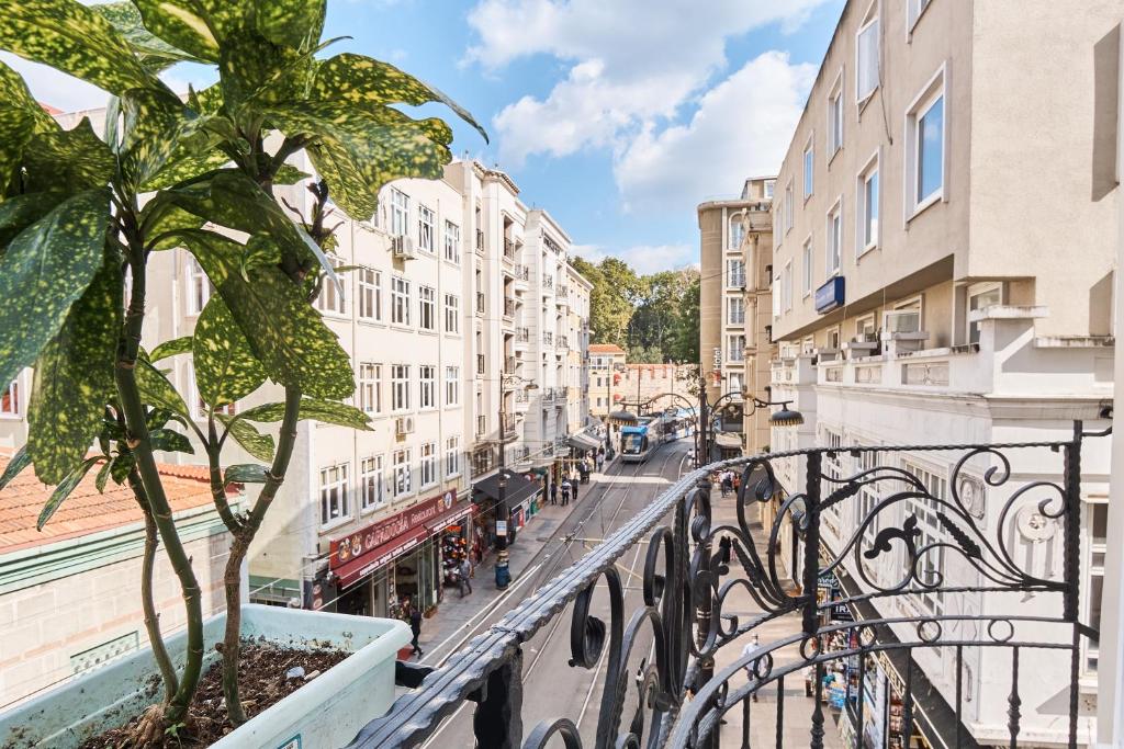 The surrounding neighborhood or a neighborhood close to a szállodákat