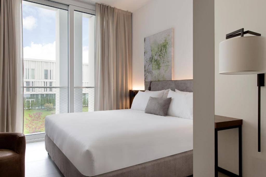 Postel nebo postele na pokoji v ubytování J Hotel