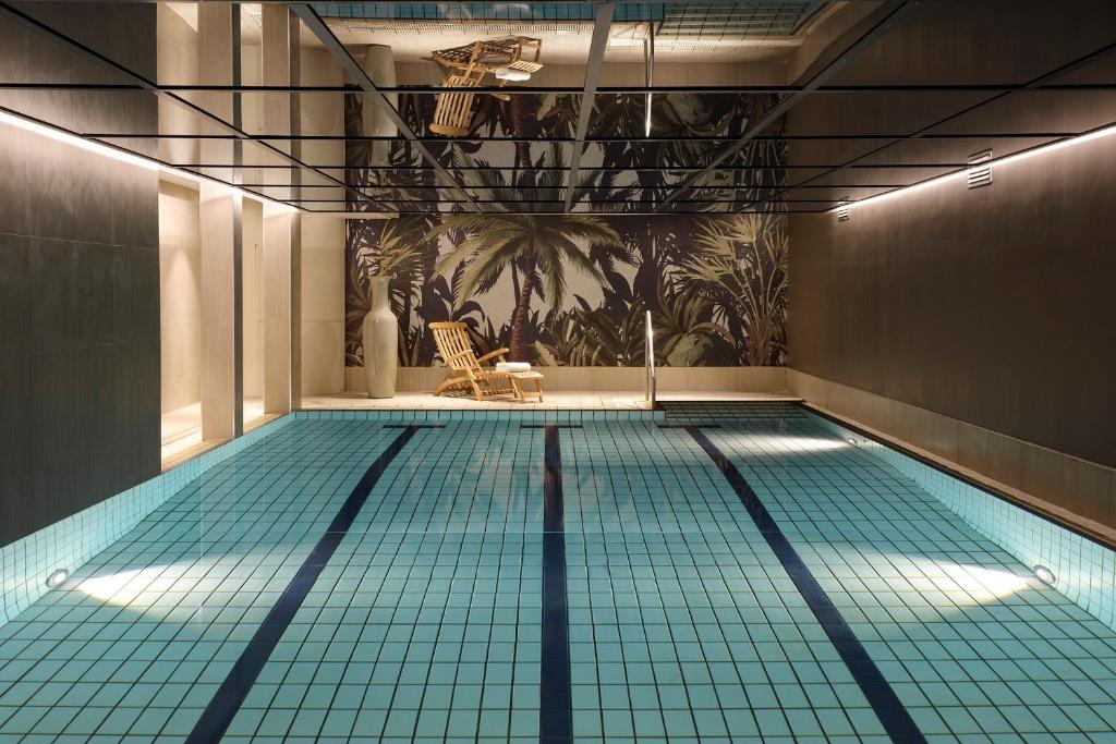 a indoor swimming pool with a pool at Hôtel Barrière Le Westminster in Le Touquet-Paris-Plage