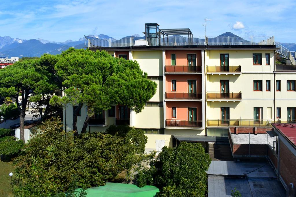 un condominio con alberi di fronte di Casa per Ferie Nostra Signora Tonfano a Marina di Pietrasanta