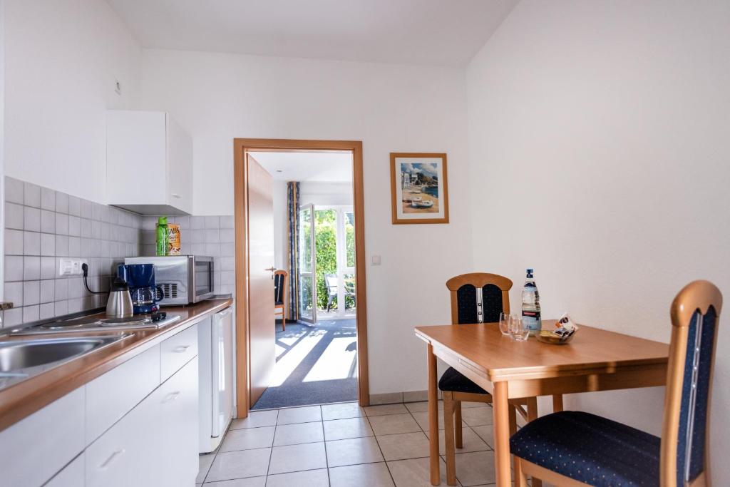 une cuisine avec une table et une salle à manger dans l'établissement Hotel Phönix, à Rastatt