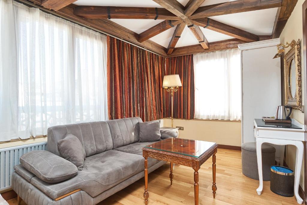 A seating area at Best Western Empire Palace Hotel & Spa