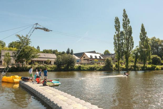Výhled na řeku, která protéká v blízkosti kempu