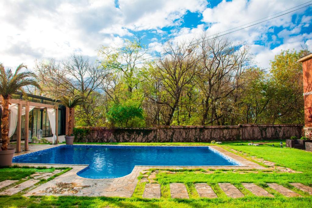 Bazén v ubytování The Belgrade Hills Rooms and Suites nebo v jeho okolí