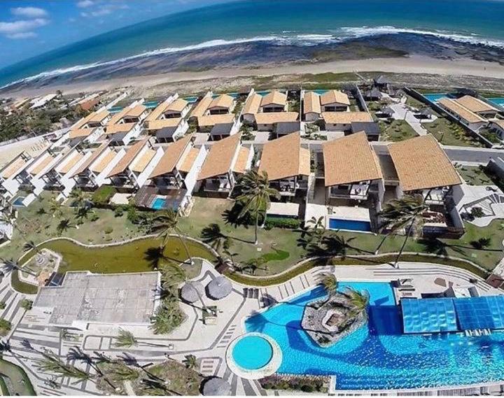 una vista aérea de un complejo cerca del océano en Apt no Taiba Beach Resort en Taíba