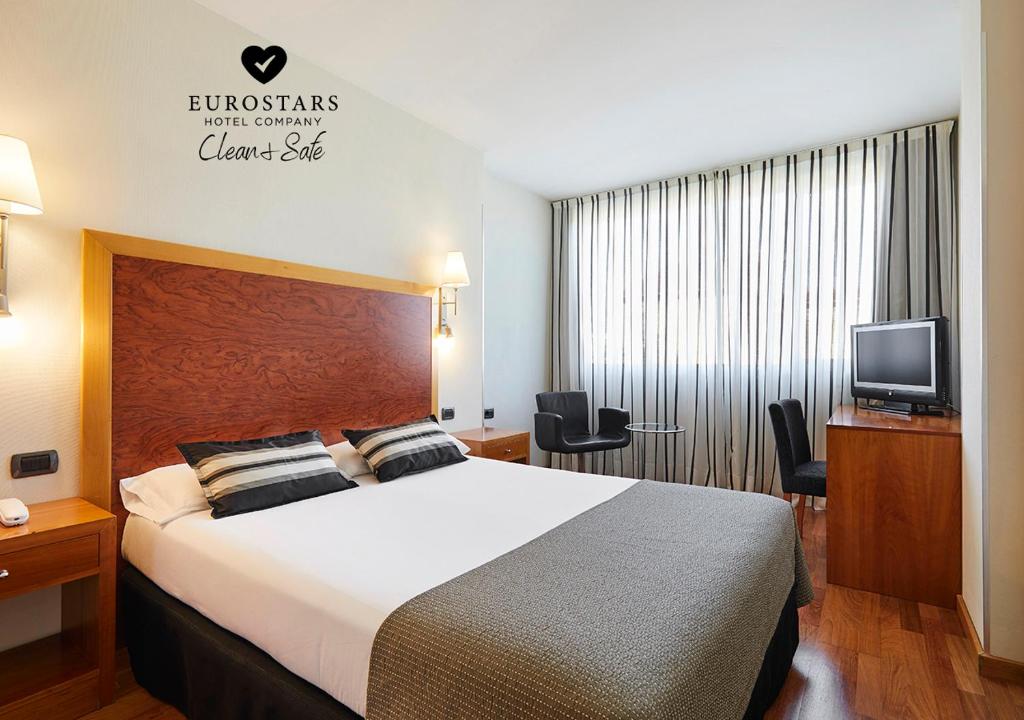 A bed or beds in a room at Exe Plaza Delicias