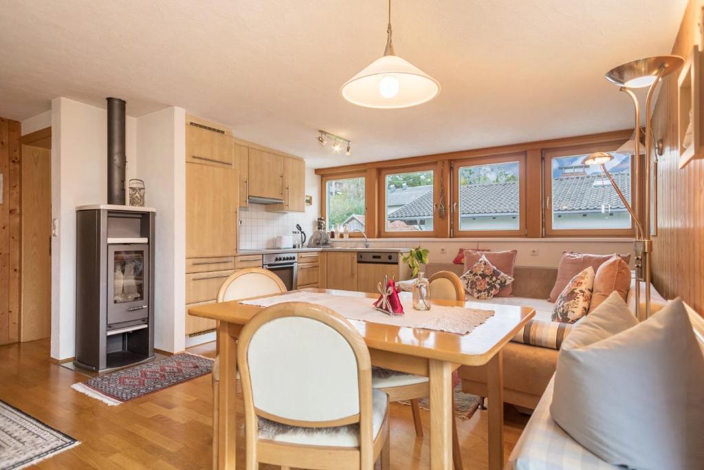 Kuchyň nebo kuchyňský kout v ubytování Försterhaus Wohnung Dachgeschoss
