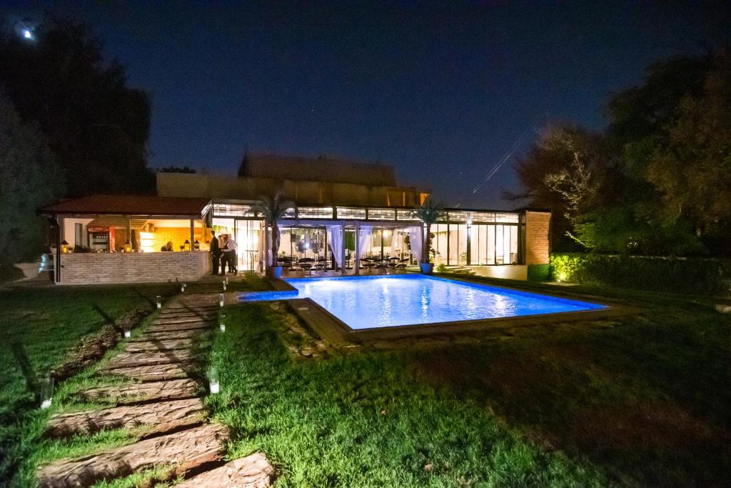 Bazén v ubytování The Belgrade Hills Rooms and Suites nebo v jeho okolí