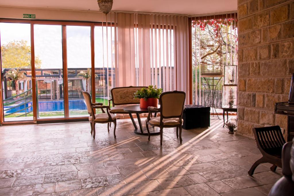 Bazén v ubytování The Belgrade Hills Rooms and Suites nebo v jeho okolí