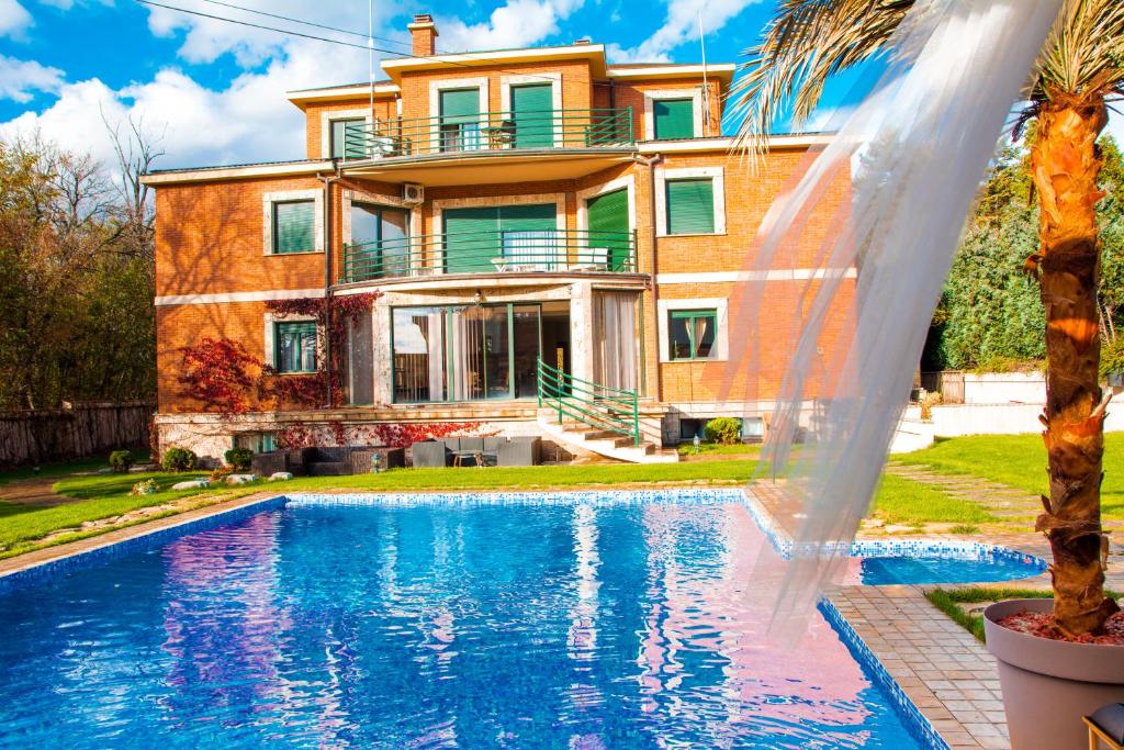 Bazén v ubytování The Belgrade Hills Rooms and Suites nebo v jeho okolí