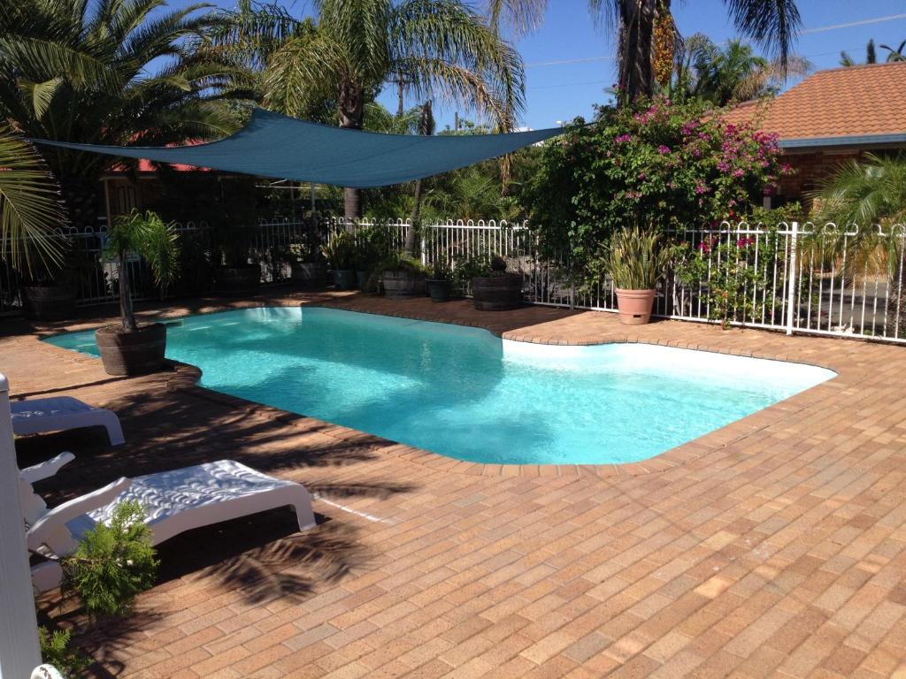 una piscina en un patio con una valla en Bellview Motel, en Narrabri
