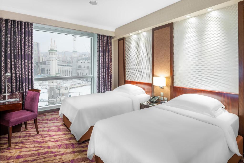 Postel nebo postele na pokoji v ubytování Al Marwa Rayhaan by Rotana - Makkah