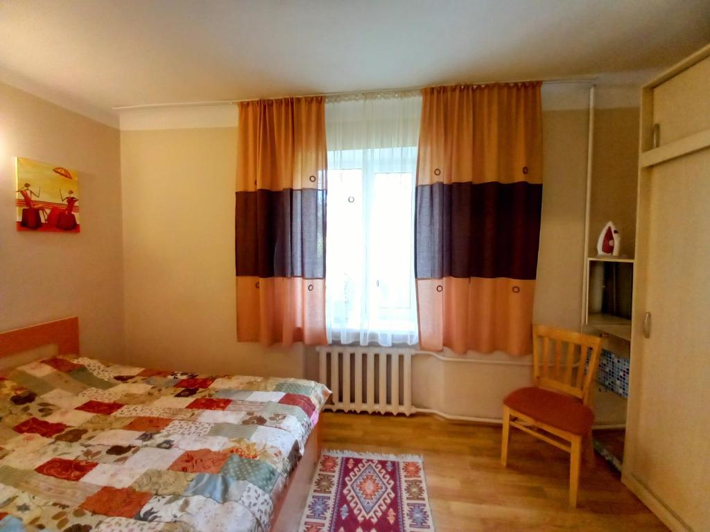 Un pat sau paturi într-o cameră la "В центре города" Квартира - "Downtown" Apartment