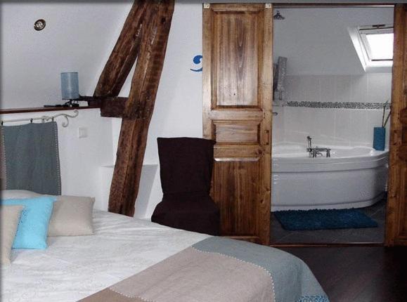 Postel nebo postele na pokoji v ubytování Logis- Hôtel & Restaurant Le Montligeon
