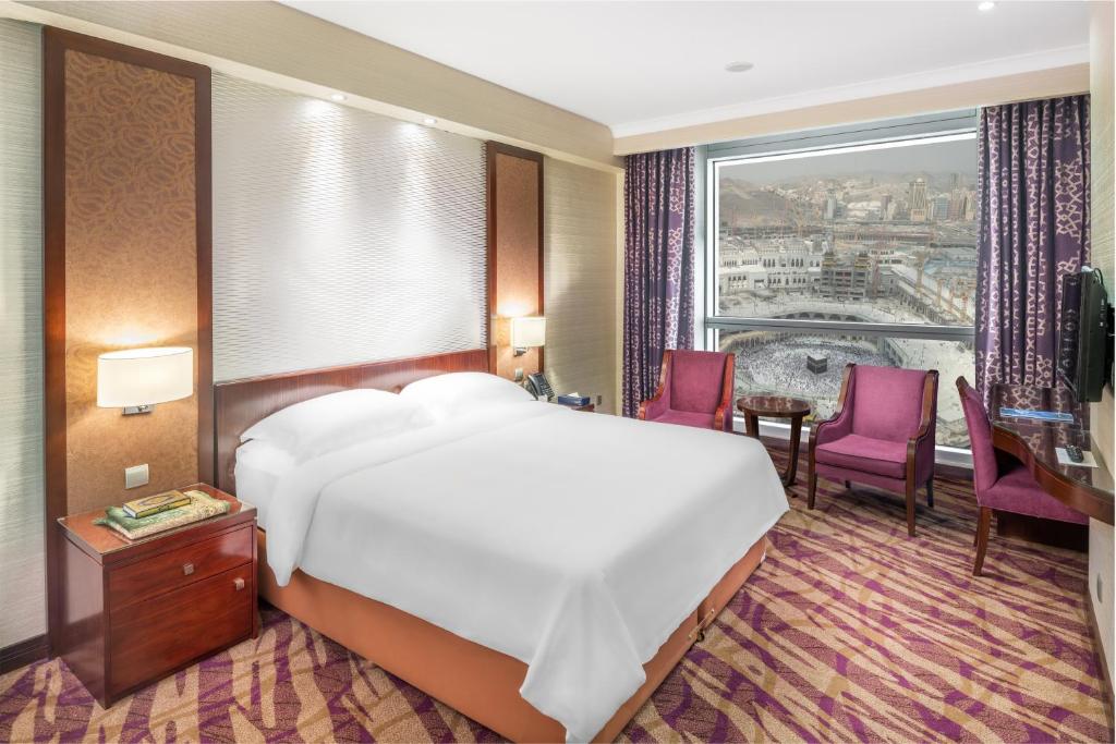 Postel nebo postele na pokoji v ubytování Al Marwa Rayhaan by Rotana - Makkah