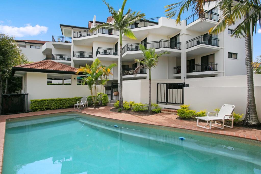 um hotel com piscina em frente a um edifício em Windsurfer Resort em Gold Coast