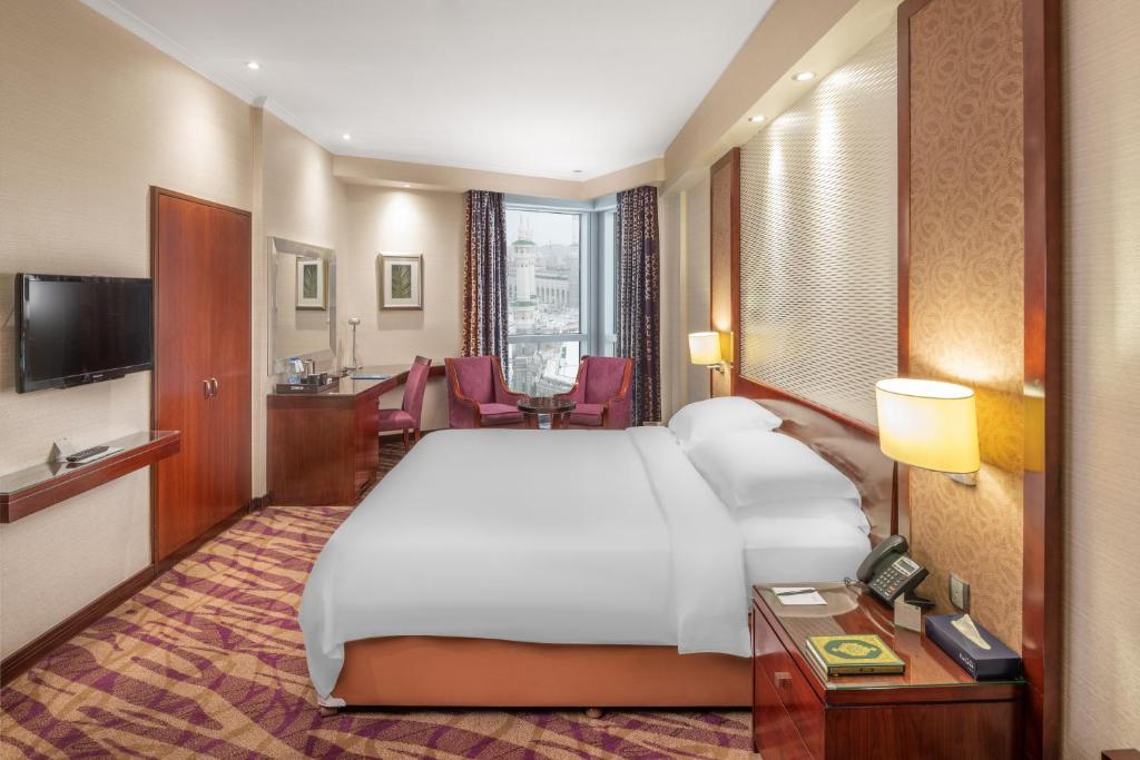 Postel nebo postele na pokoji v ubytování Al Marwa Rayhaan by Rotana - Makkah