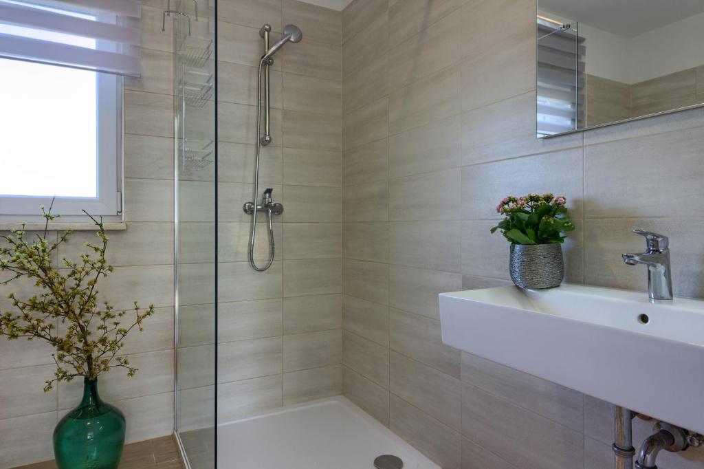 Łazienka w obiekcie Wonderful villa Palera II with pool, immersed in the nature near the beach