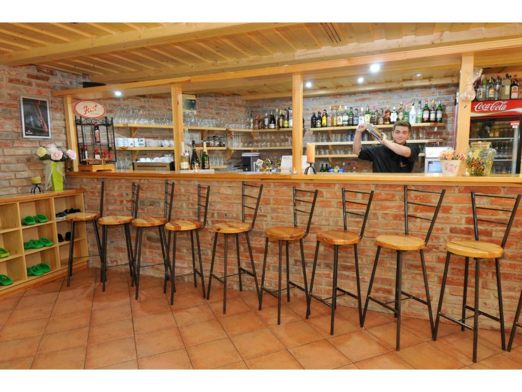 Salone o bar di Rodinný resort UKO