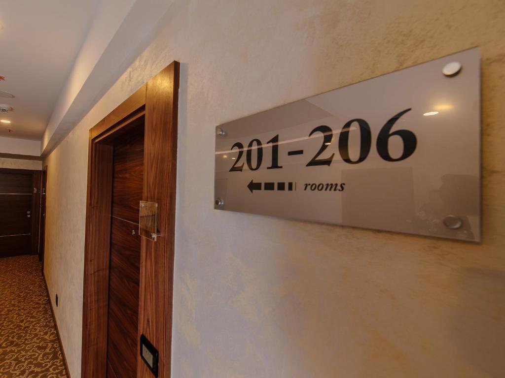 Certificato, attestato, insegna o altro documento esposto da Hotel New Star