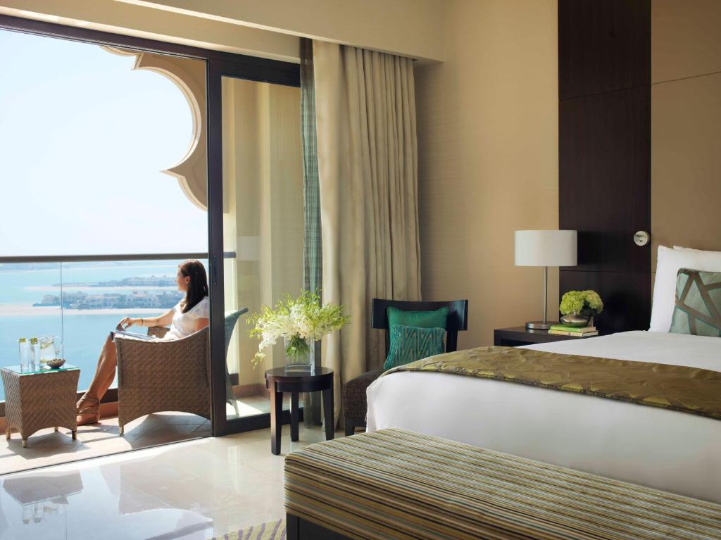 Fairmont The Palm - Fairmont Serenity Room，水疗中心进入，阳台的国王床