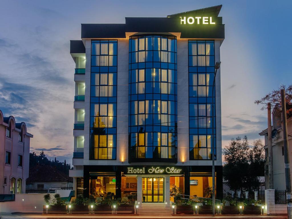 un edificio de hotel con un cartel encima en Hotel New Star, en Podgorica