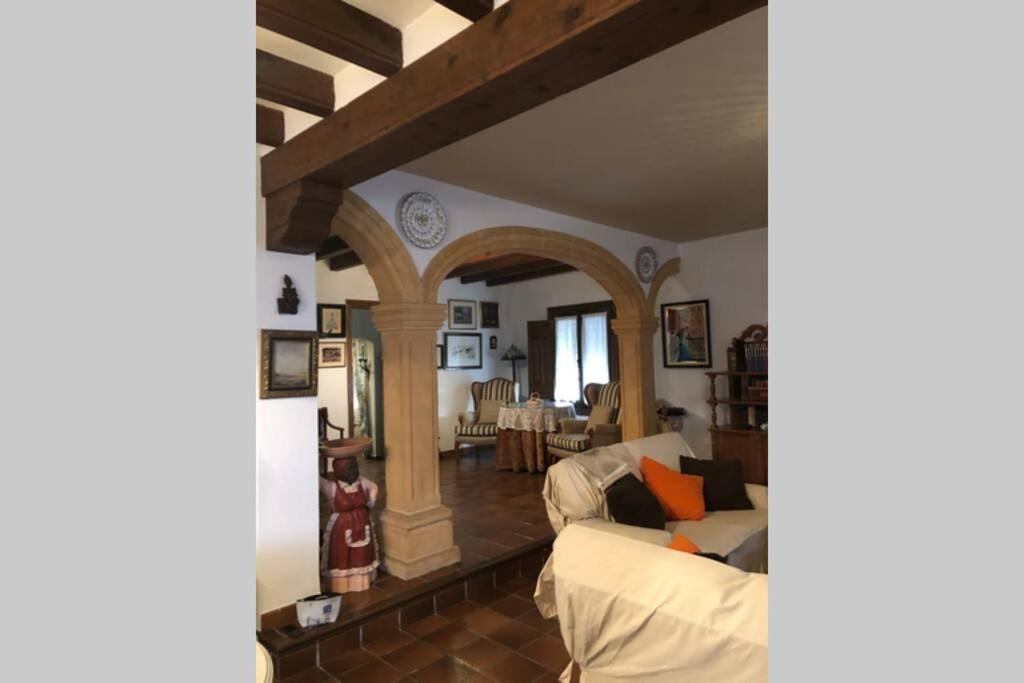 ein Wohnzimmer mit einem Sofa und einem Torbogen in der Unterkunft LOLAILO in El Bonillo