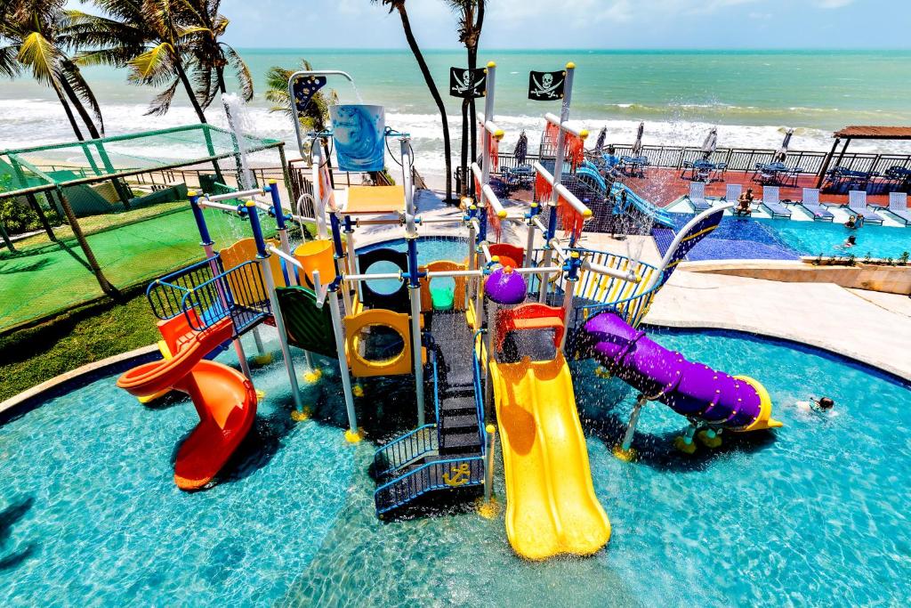 Parque aquático colorido com 3 tobogãs infantis