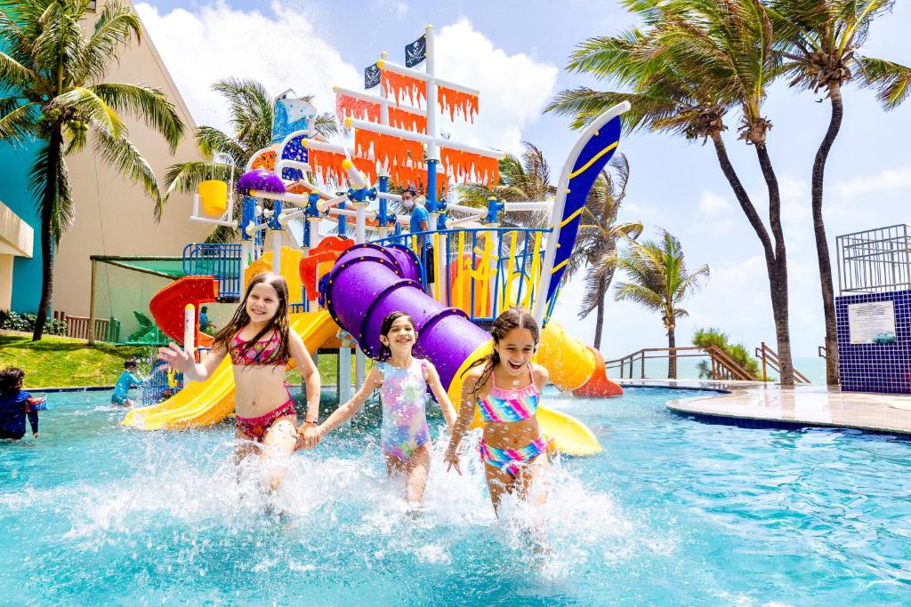 Trois filles dans un parc aquatique dans l'établissement Ocean Palace All Inclusive Premium, à Natal