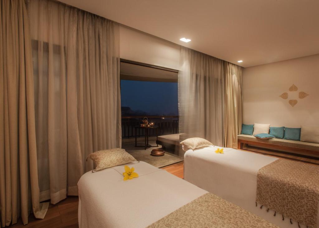 Postel nebo postele na pokoji v ubytování Taj Surajkund Resort & Spa, Delhi NCR