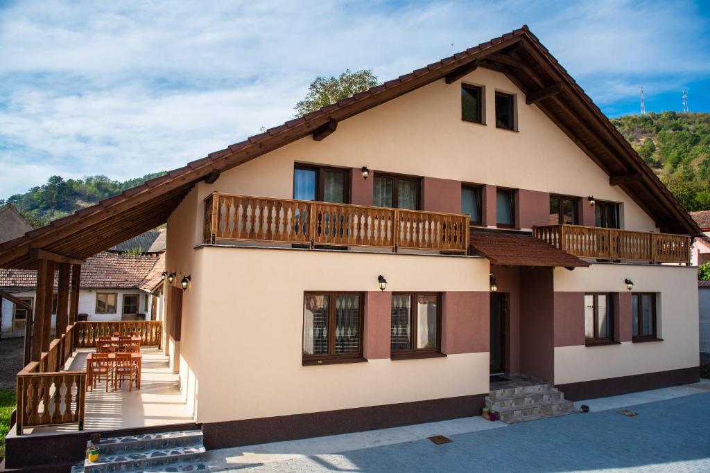 Cette maison dispose d'un balcon et d'une terrasse. dans l'établissement Casa Ilies, à Galeş
