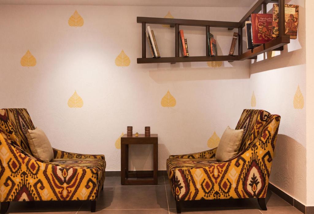 Posezení v ubytování Taj Surajkund Resort & Spa, Delhi NCR