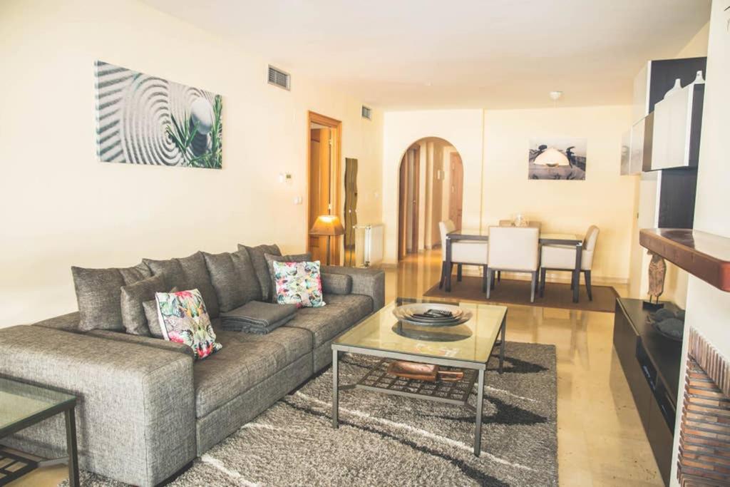 Predel za sedenje v nastanitvi Espacioso apartamento en Guadalmina - Marbella