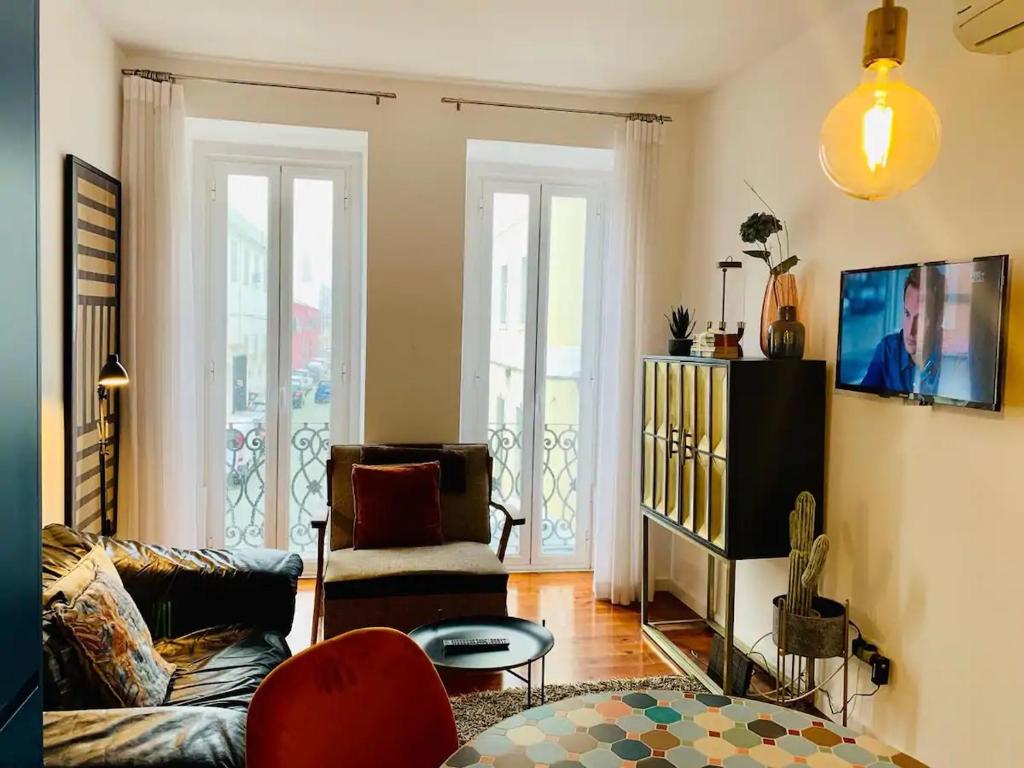 ein Wohnzimmer mit einem Sofa und einem Tisch in der Unterkunft Luxury Beato Trendy Location in Lissabon