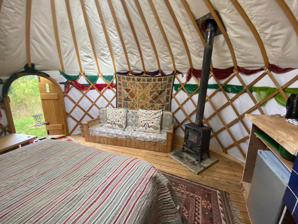 Postel nebo postele na pokoji v ubytování Cotswolds Camping at Holycombe