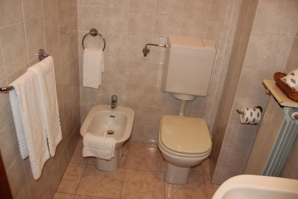 Koupelna v ubytování Demy Hotel